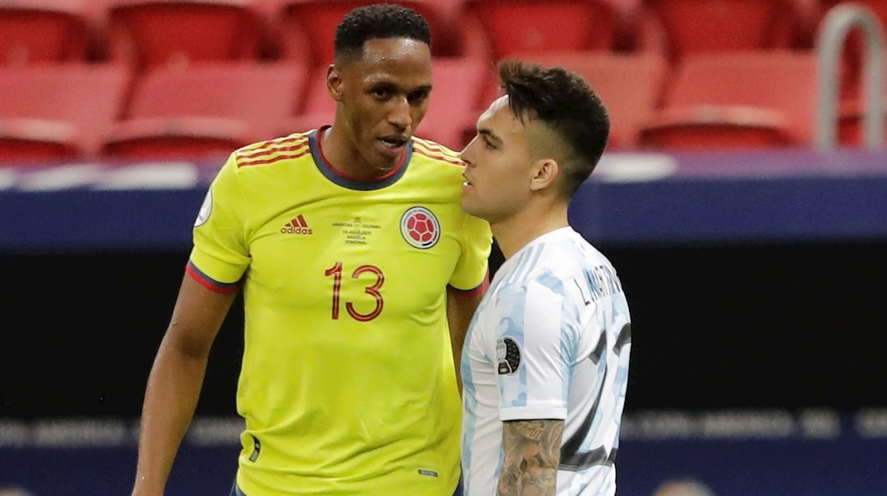 Lautaro Martínez discutiendo con Yerry Mina.