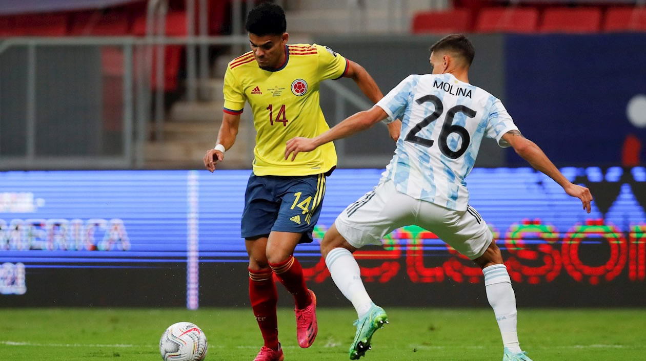 Luis Díaz eludiendo la marca de Nahuel Molina.