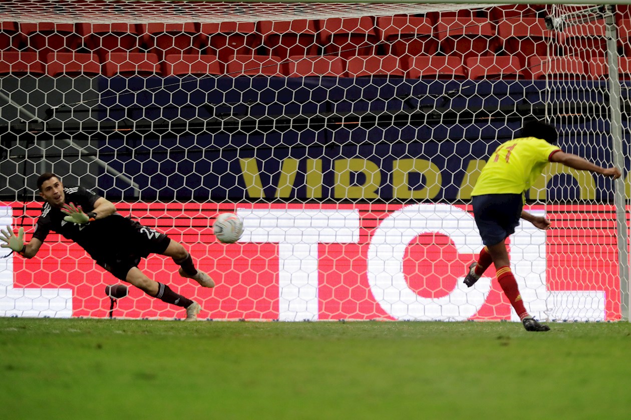 Juan Guillermo Cuadrado convirtiendo frente a Emiliano Martínez.