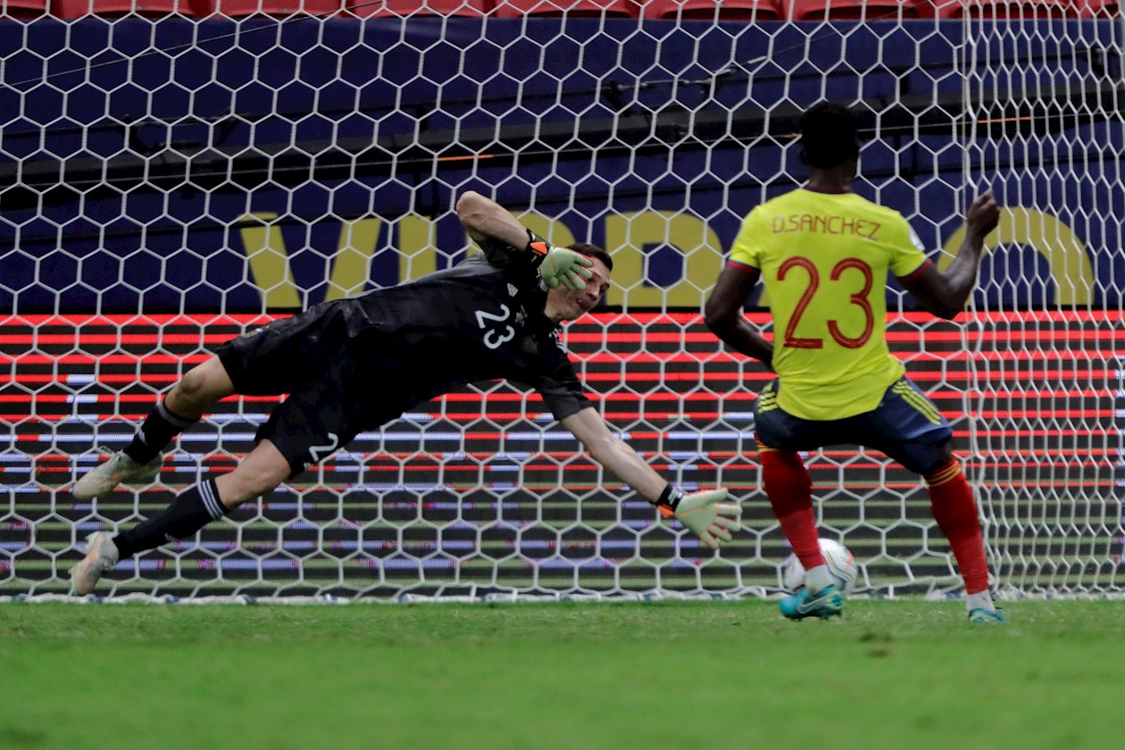 Davinson Sánchez fallando en su cobro.
