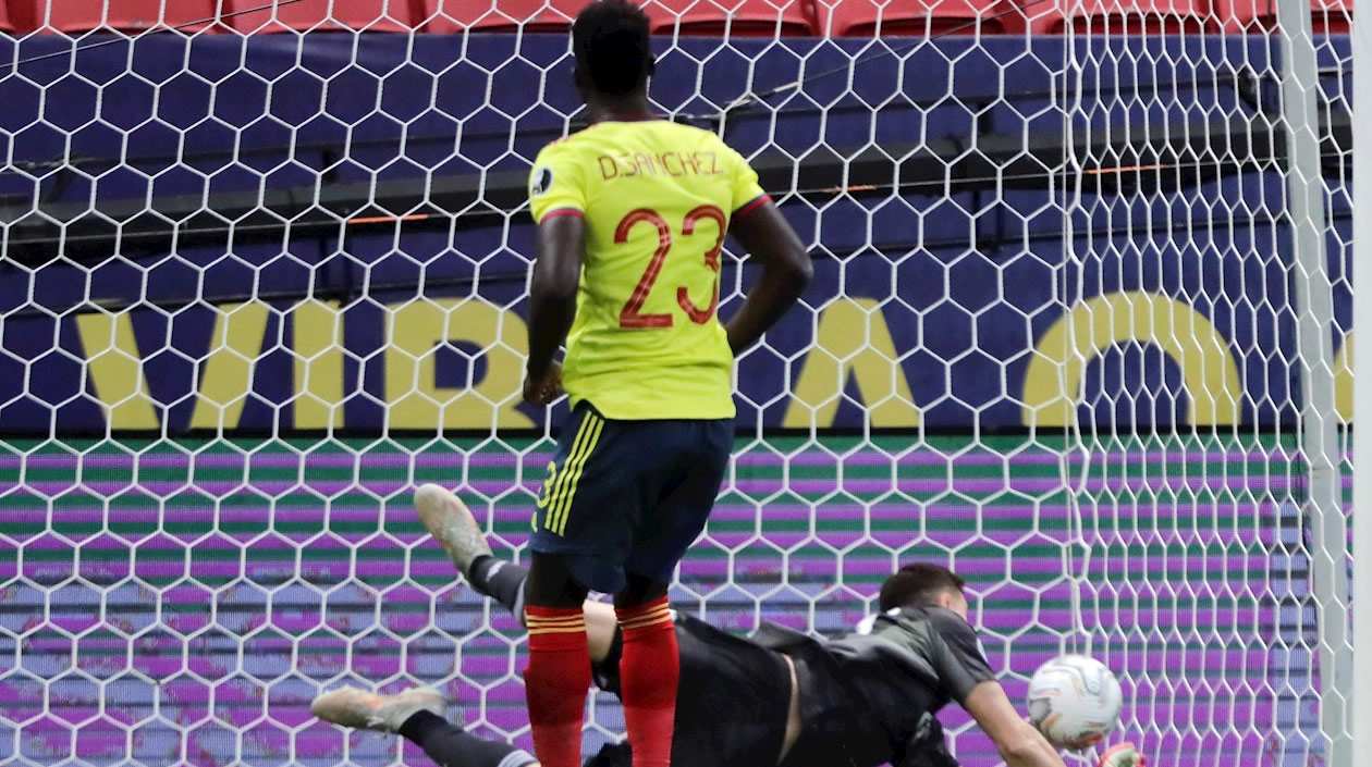 Emiliano Martínez atajando el cobro de Davinson Sánchez.