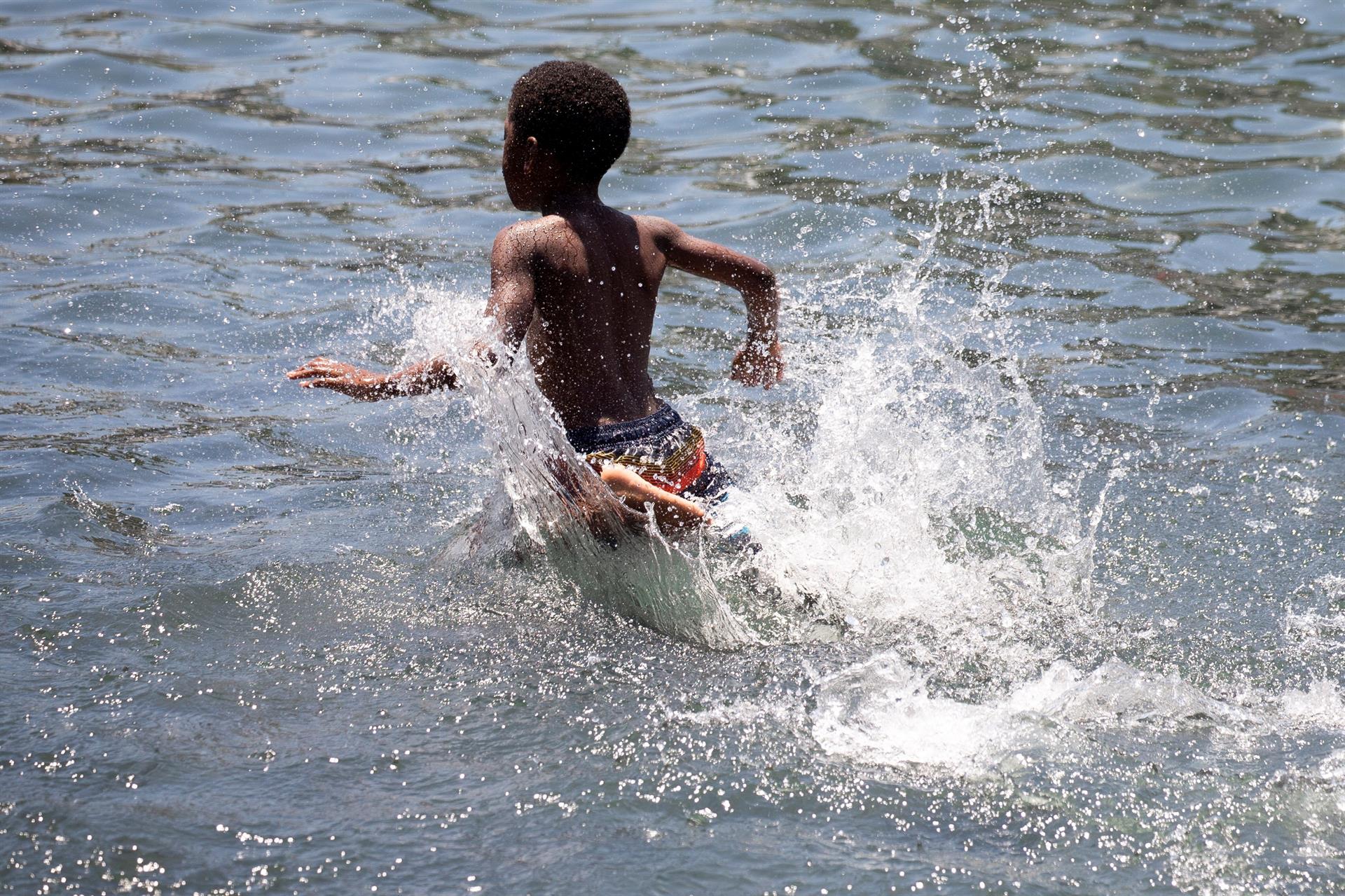 Ante las altas temperaturas, los niños se refrescan en un parque de la capital estadounidense. 