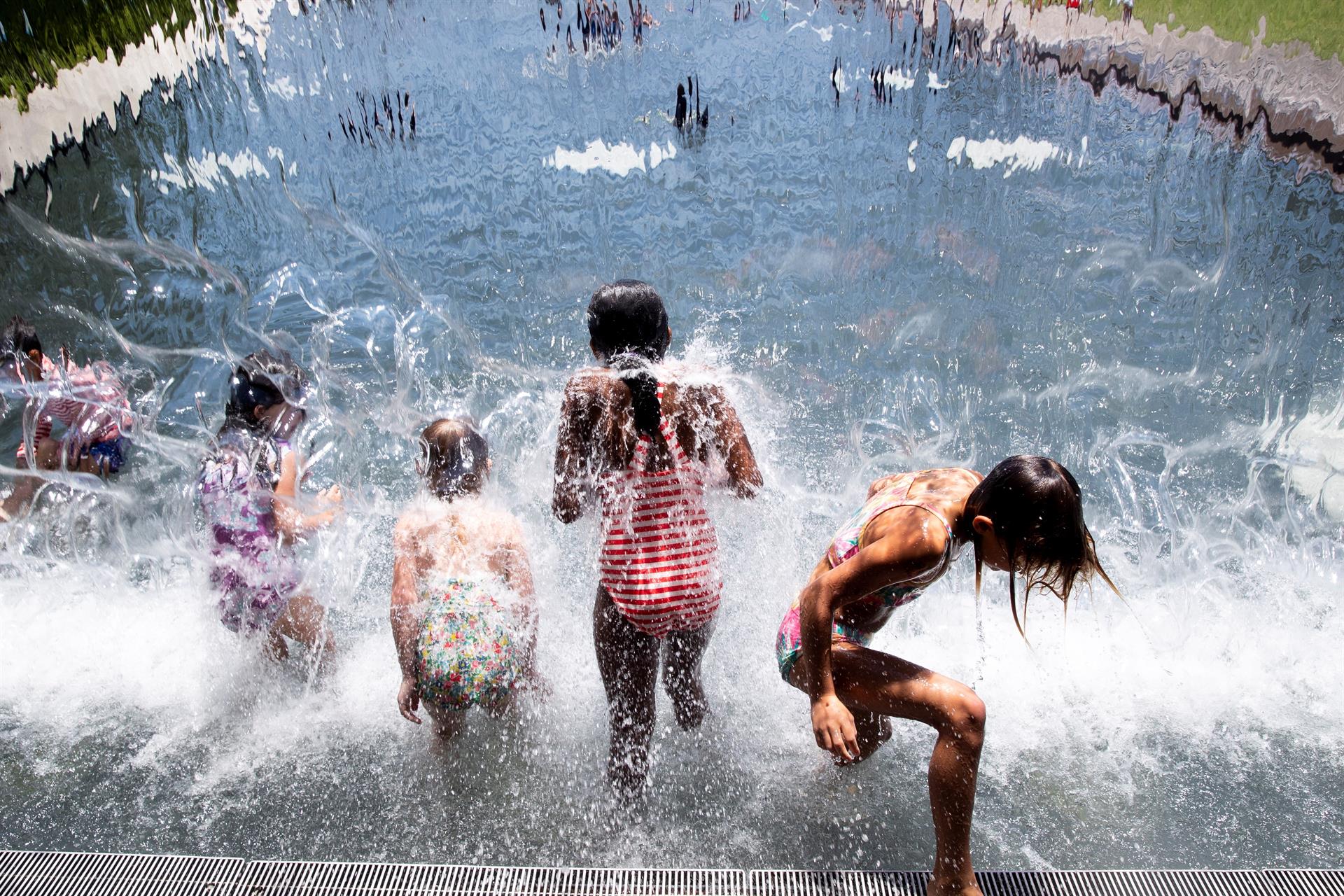 Los niños también se refrescan en una cascada de un parque de la capital estadounidense. 