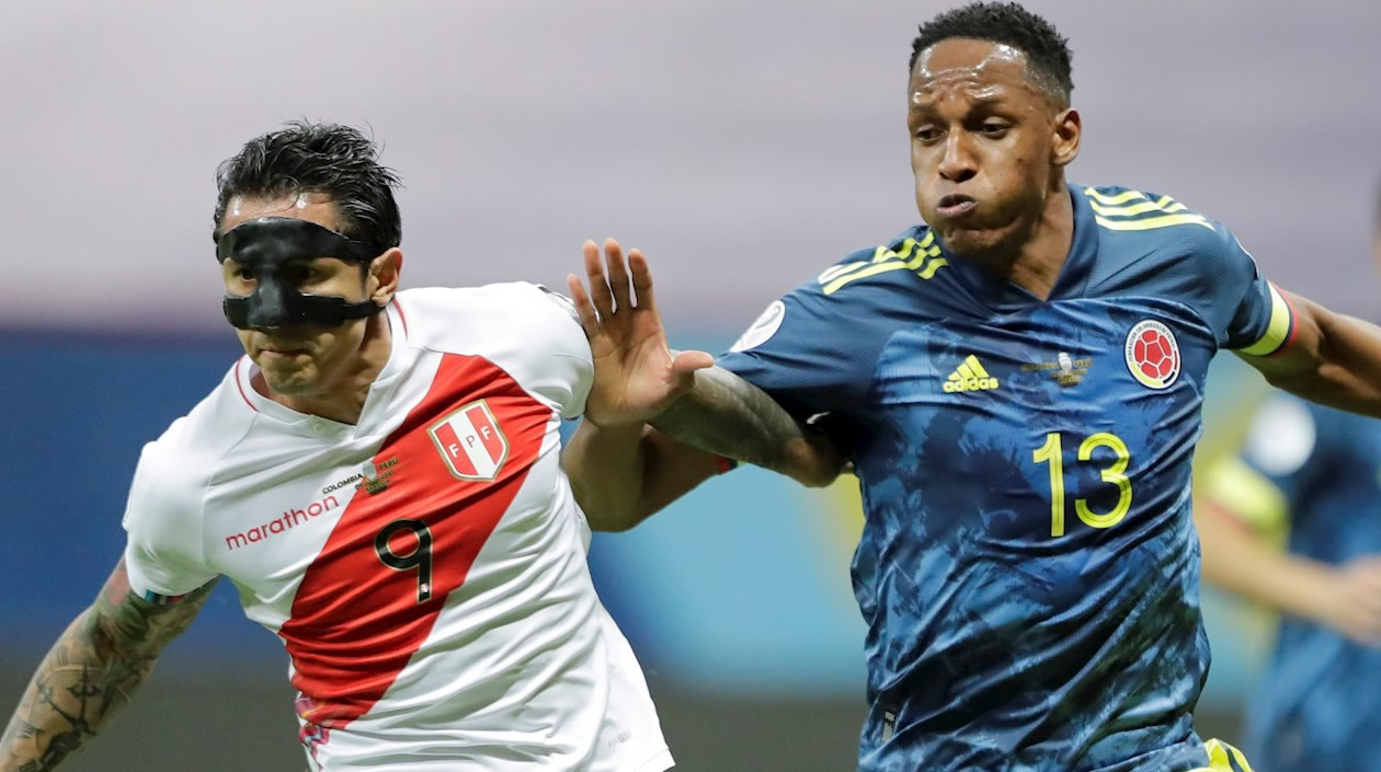 Yerry Mina de Colombia disputa el balón con Gianluca Lapadula