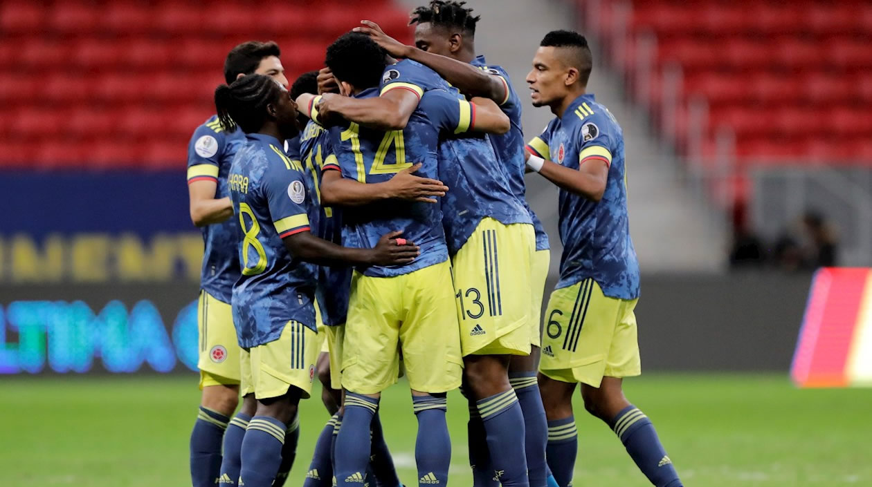 Juan Cuadrado celebra un gol con sus compañeros hoy