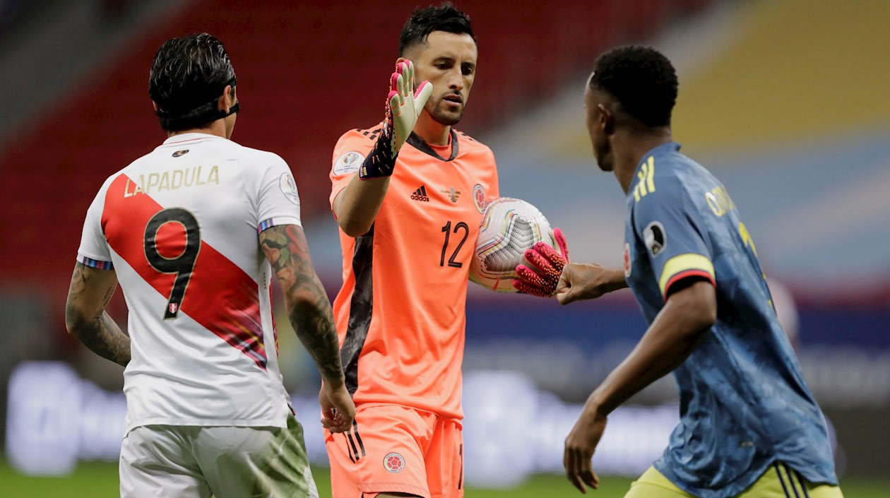 Camilo Vargas de Colombia saluda a su compañero Oscar Murillo