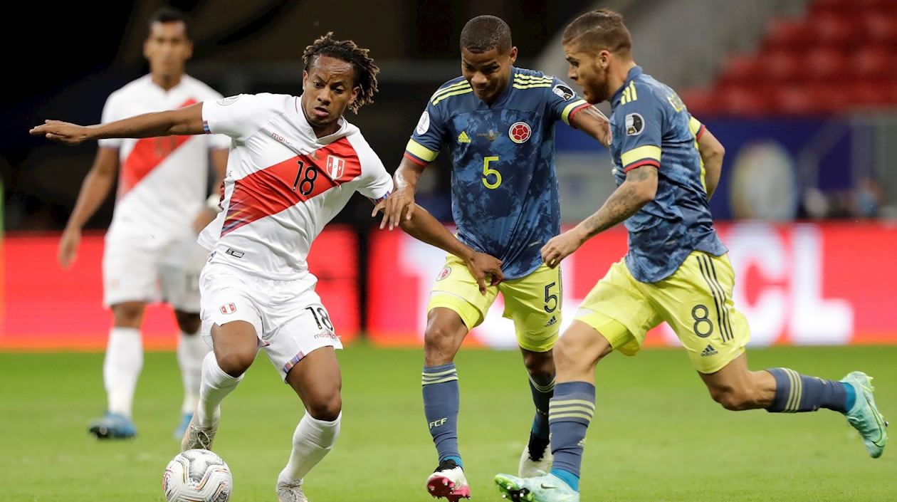 Willmar Barrios y Gustavo Cuellar disputan el balón con André Carrillo