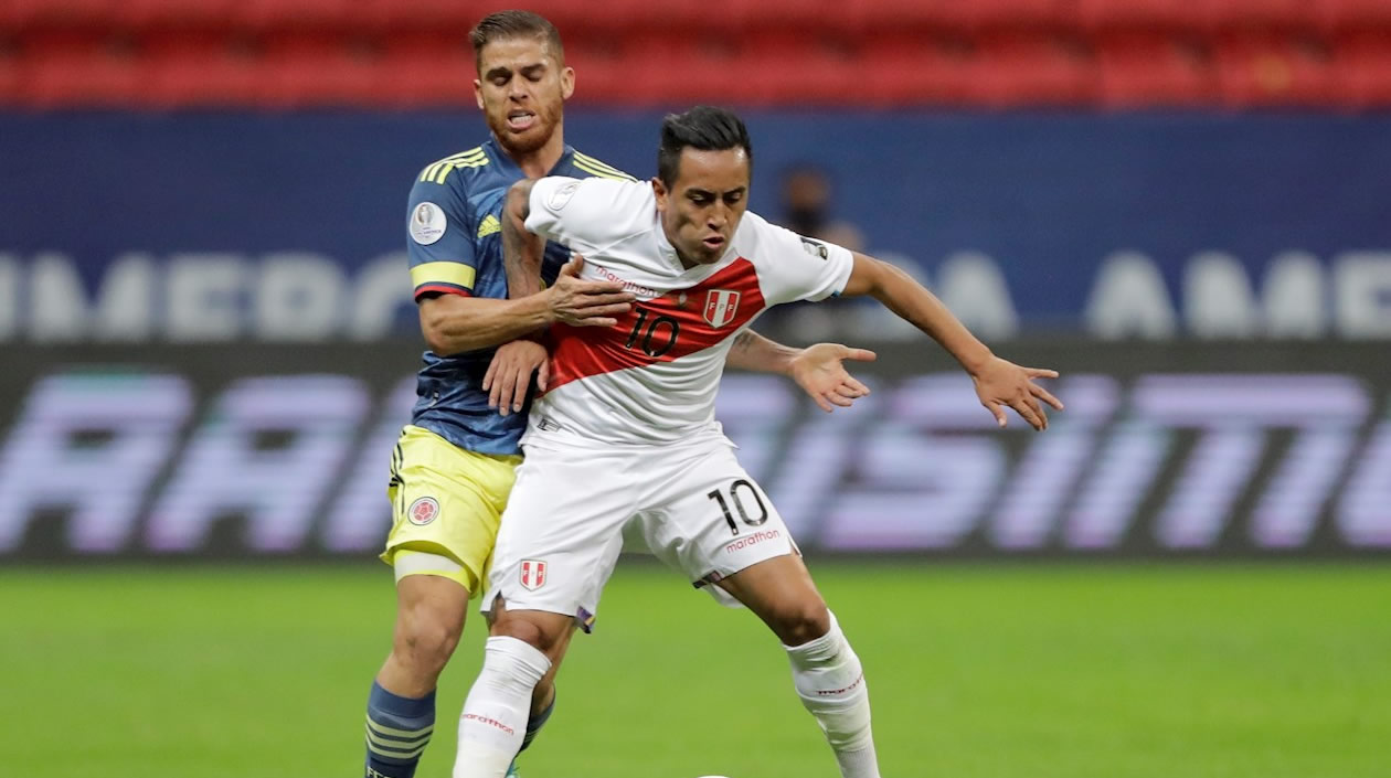 Gustavo Cuéllar de Colombia disputa el balón con Christian Cueva
