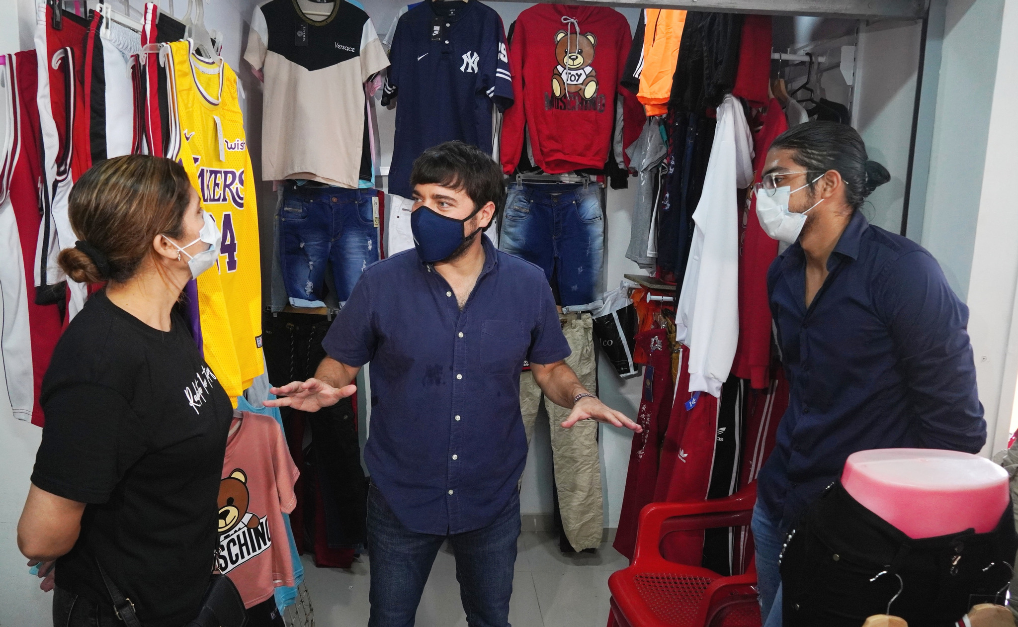 El alcalde Jaime Pumarejo en la inauguración de una galería