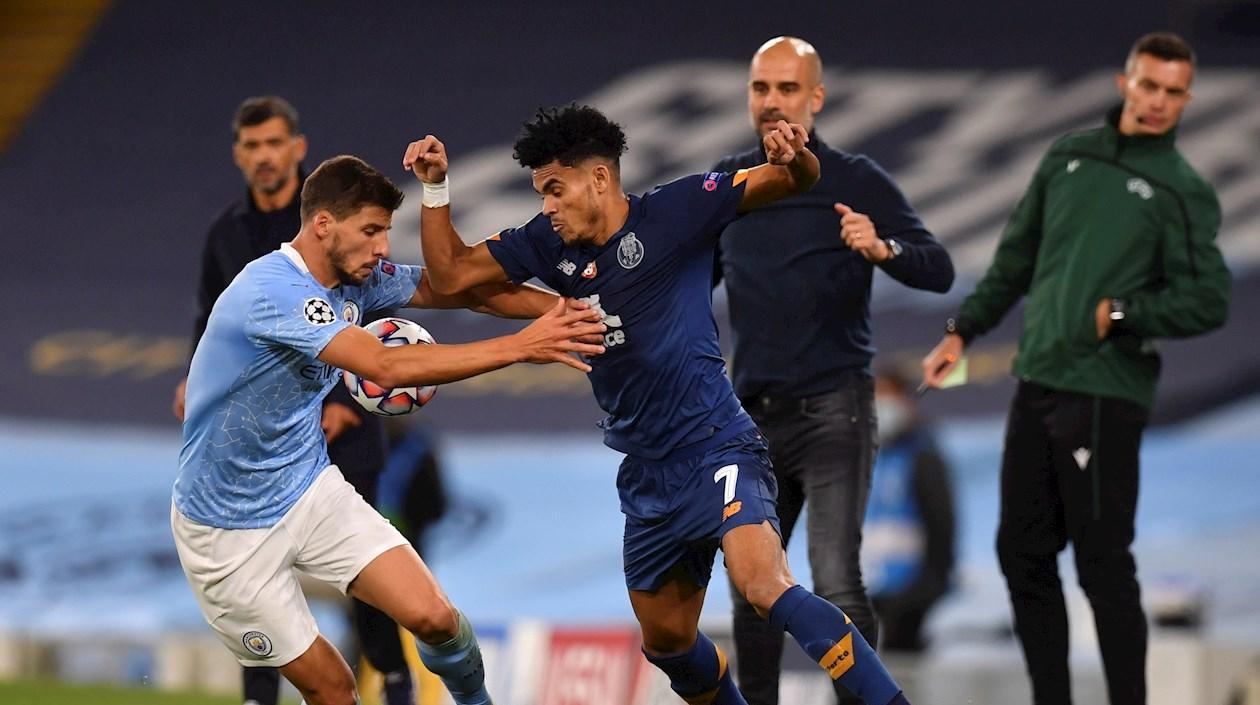 Luis Díaz ante la mirada de Pep Guardiola. 