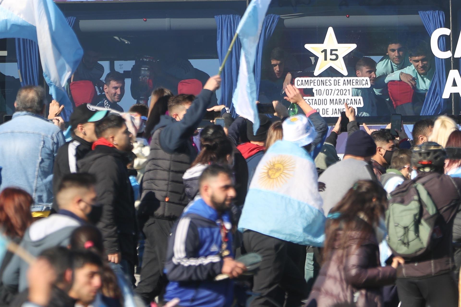 Los hinchas se aglomeraron al rededor del bus del equipo. 