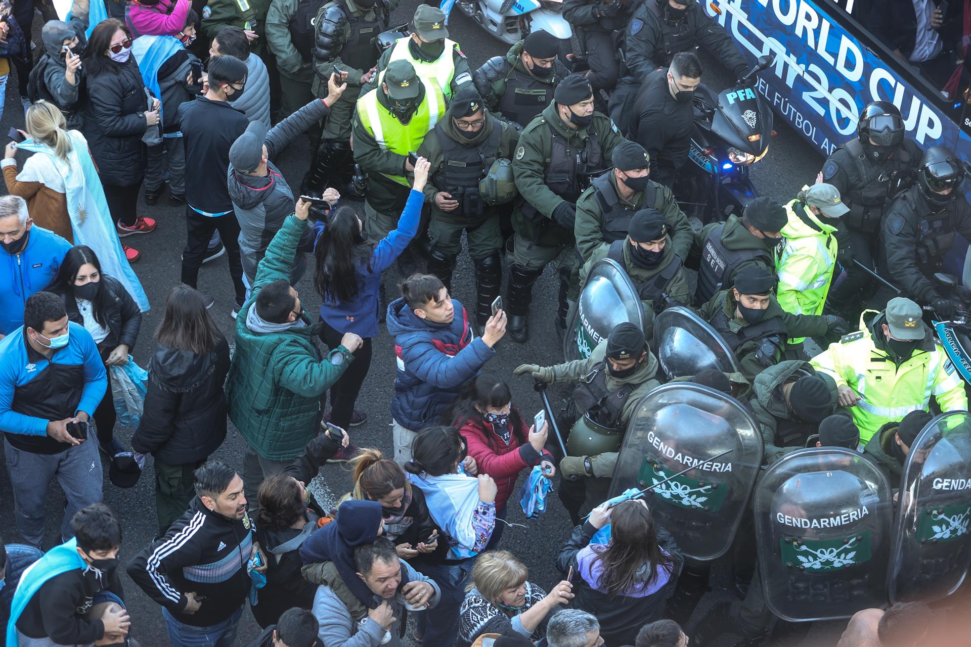 La Policía trató de controlar a la desbordada multitud. 