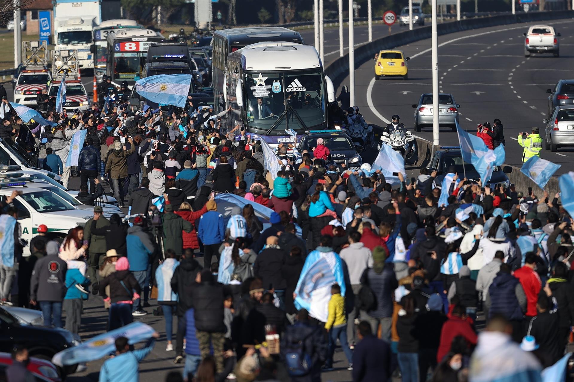 Cientos de personas salieron al paso del bus. 