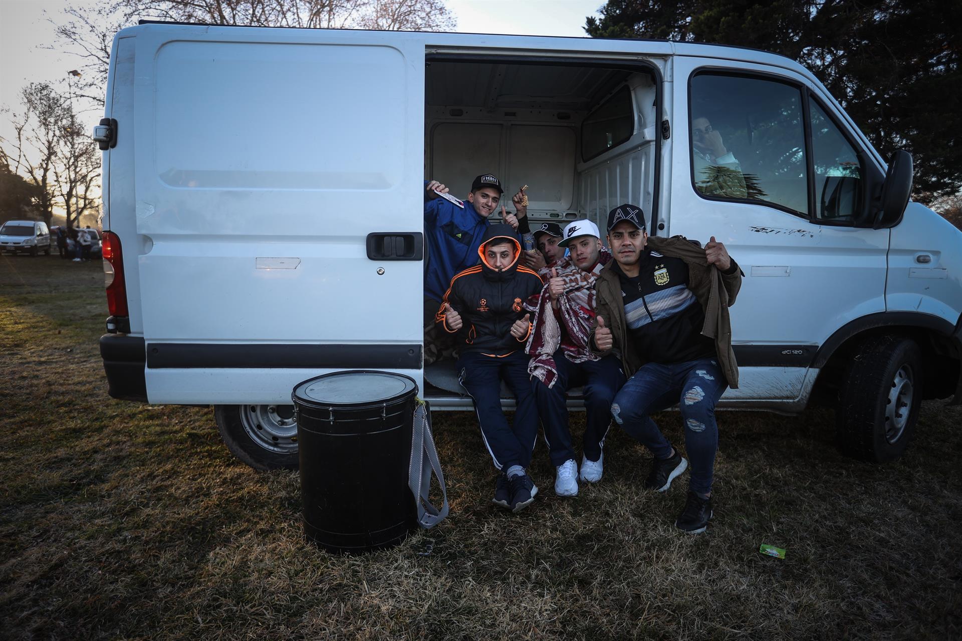 Las familias se desplazaron a la calle para esperar por los jugadores. 