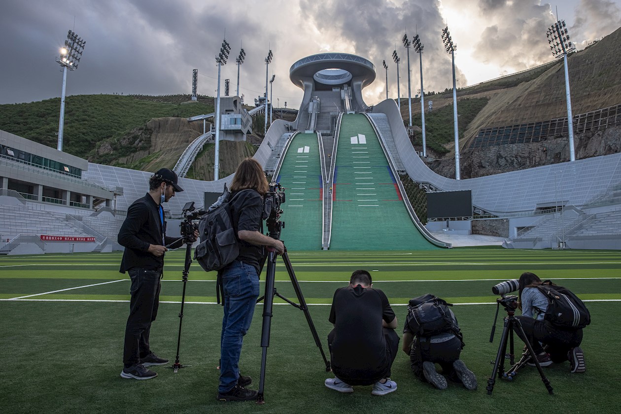 Los trabajadores de los medios toman fotos y videos del Centro Nacional de Salto de Esquí, una de las sedes de los Juegos Olímpicos y Paralímpicos de Invierno de Beijing 2022, durante una gira de medios en Zhangjiakou, provincia de Hebei, China.