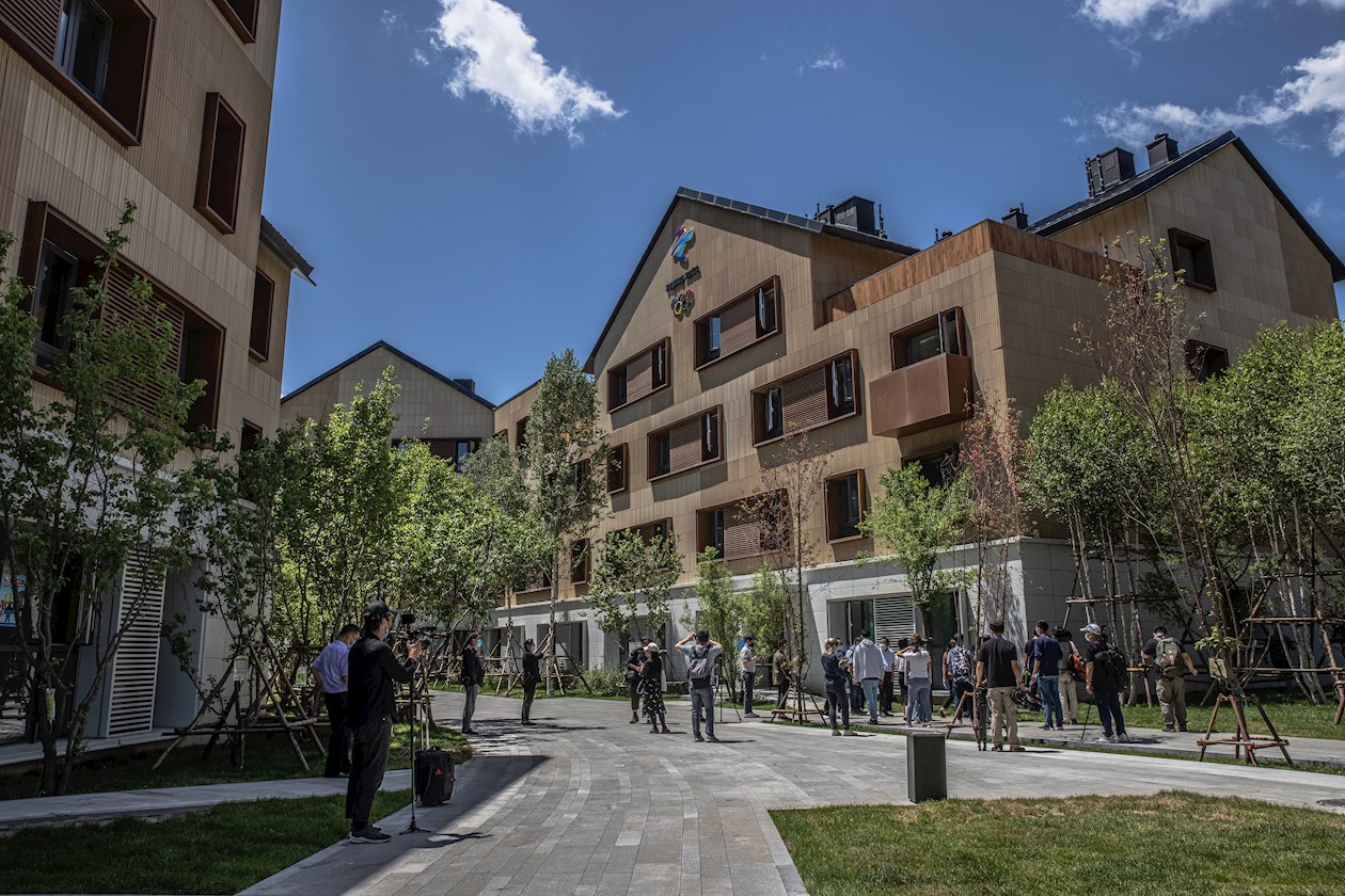 Trabajadores de los medios de comunicación visitan la villa olímpica y paralímpica de Zhangjiakou construida para los Juegos Olímpicos y Paralímpicos de Invierno de Beijing 2022 durante una gira de prensa, en Zhangjiakou, provincia de Hebei, China.
