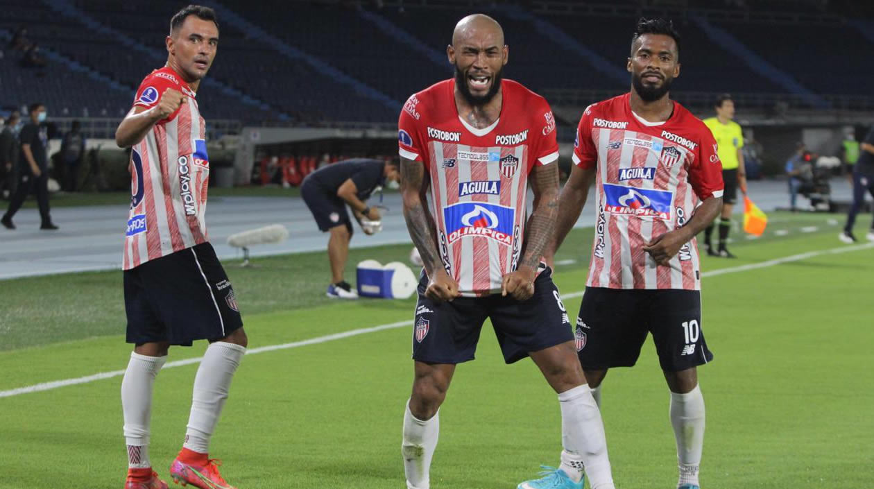 Freddy Hinestroza festejando el tercer gol de Junior con Marlon Piedrahita y Luis 'Cariaco' González.