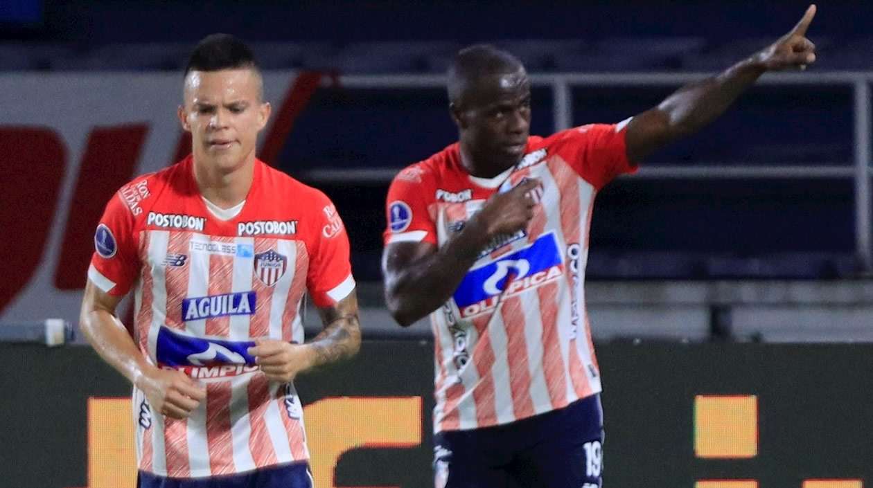 Carmelo Valencia celebrando con Walmer Pacheco.