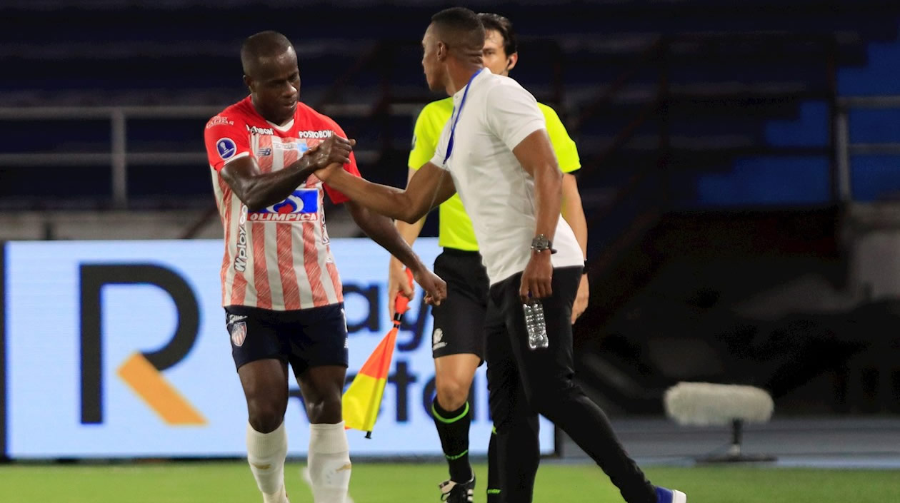 Carmelo Valencia celebrando con el DT Luis Amaranto Perea.