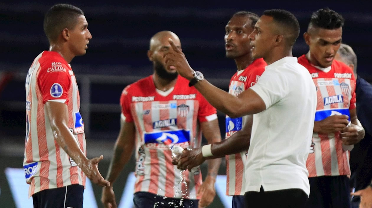 Luis Amaranto Perea da instrucciones a los 'tiburones'.