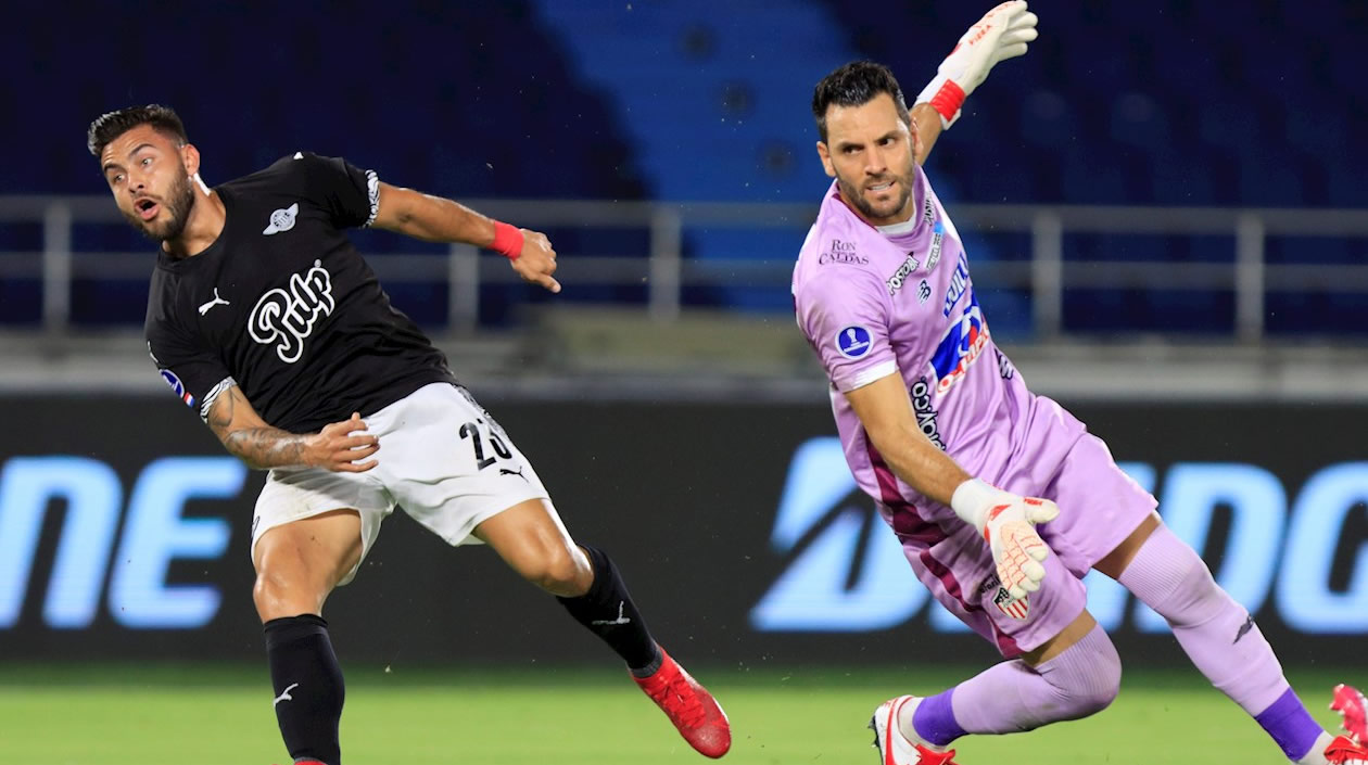 Héctor Villalba de Libertad anotando frente a Sebastián Viera.