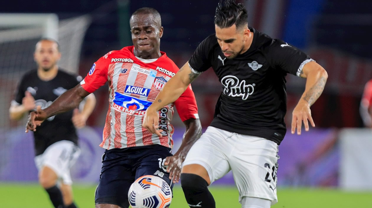 Carmelo Valencia de Junior disputa un balón con Cristian Baez