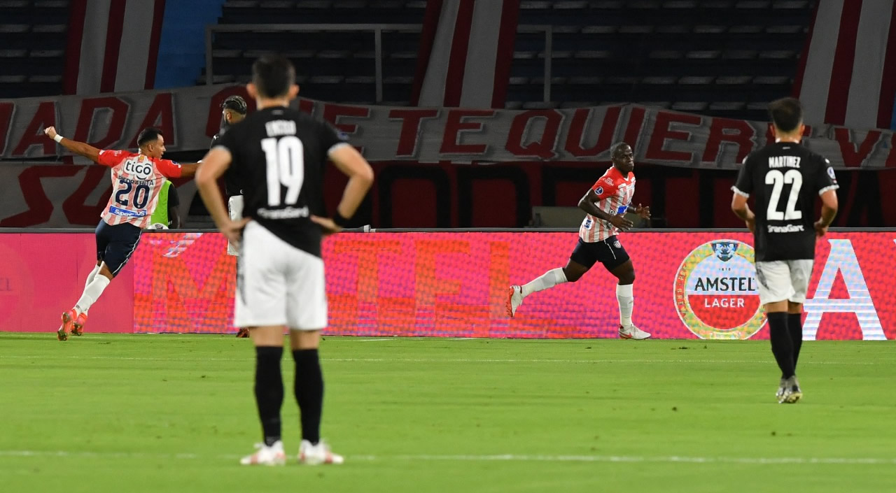 Carmelo Valencia celebrando la apertura del marcador.