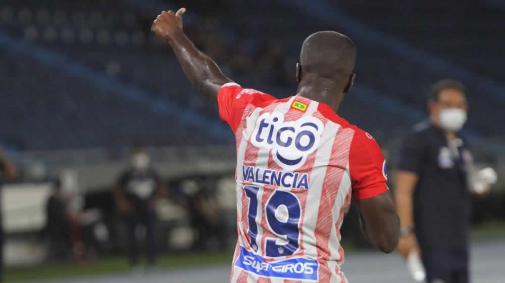 Carmelo Valencia festando el gol a los 3 minutos del primer tiempo.