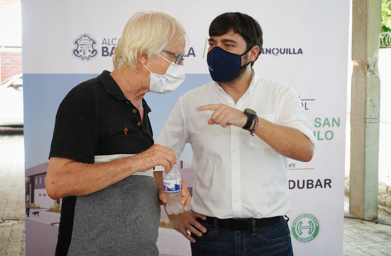 El padre Cirilo dialoga con el Alcalde Jaime Pumarejo.