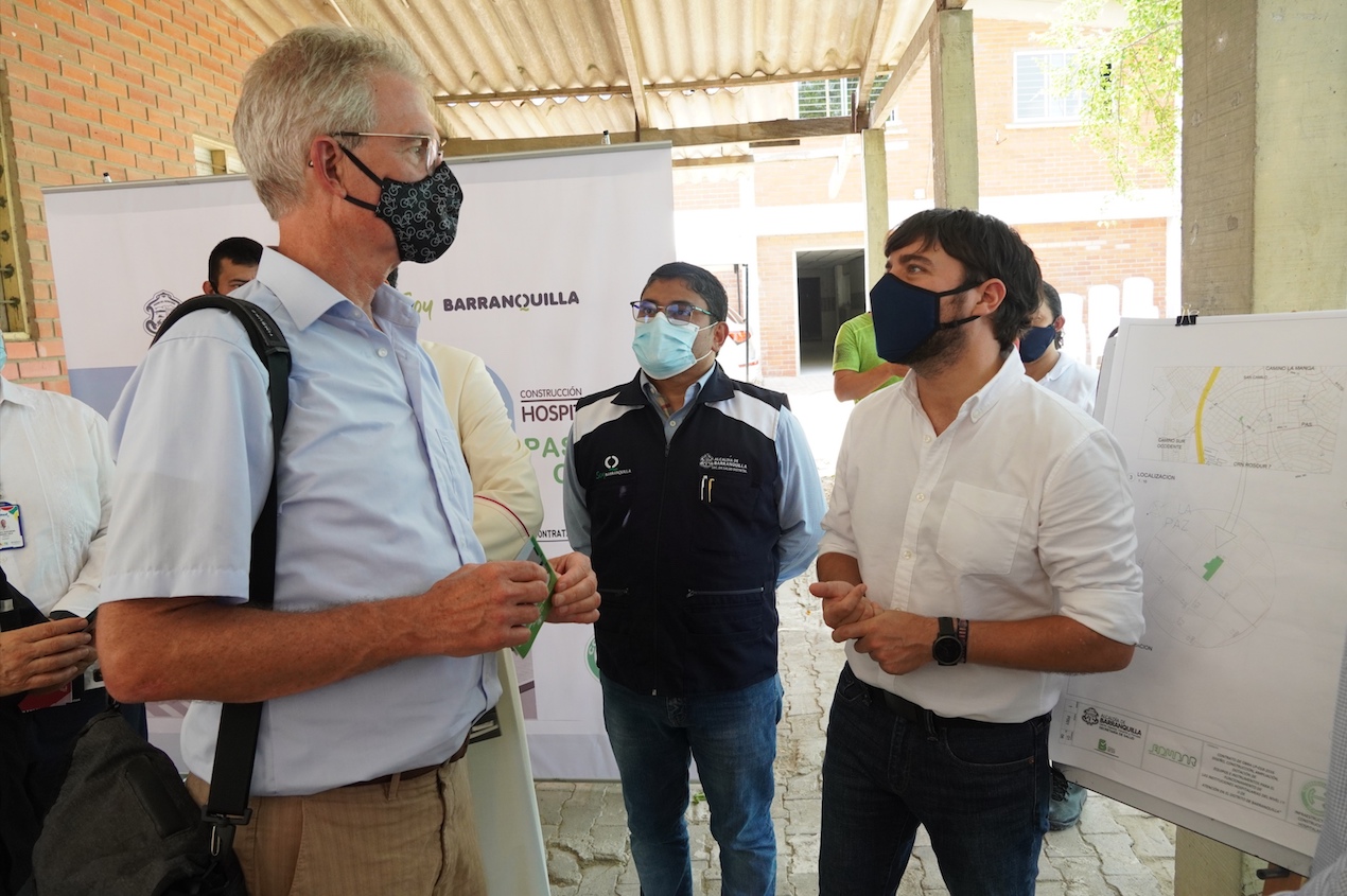 El alcalde Jaime Pumarejo dialoga con el embajador de Holanda en Colombia, Ernst Noorman.