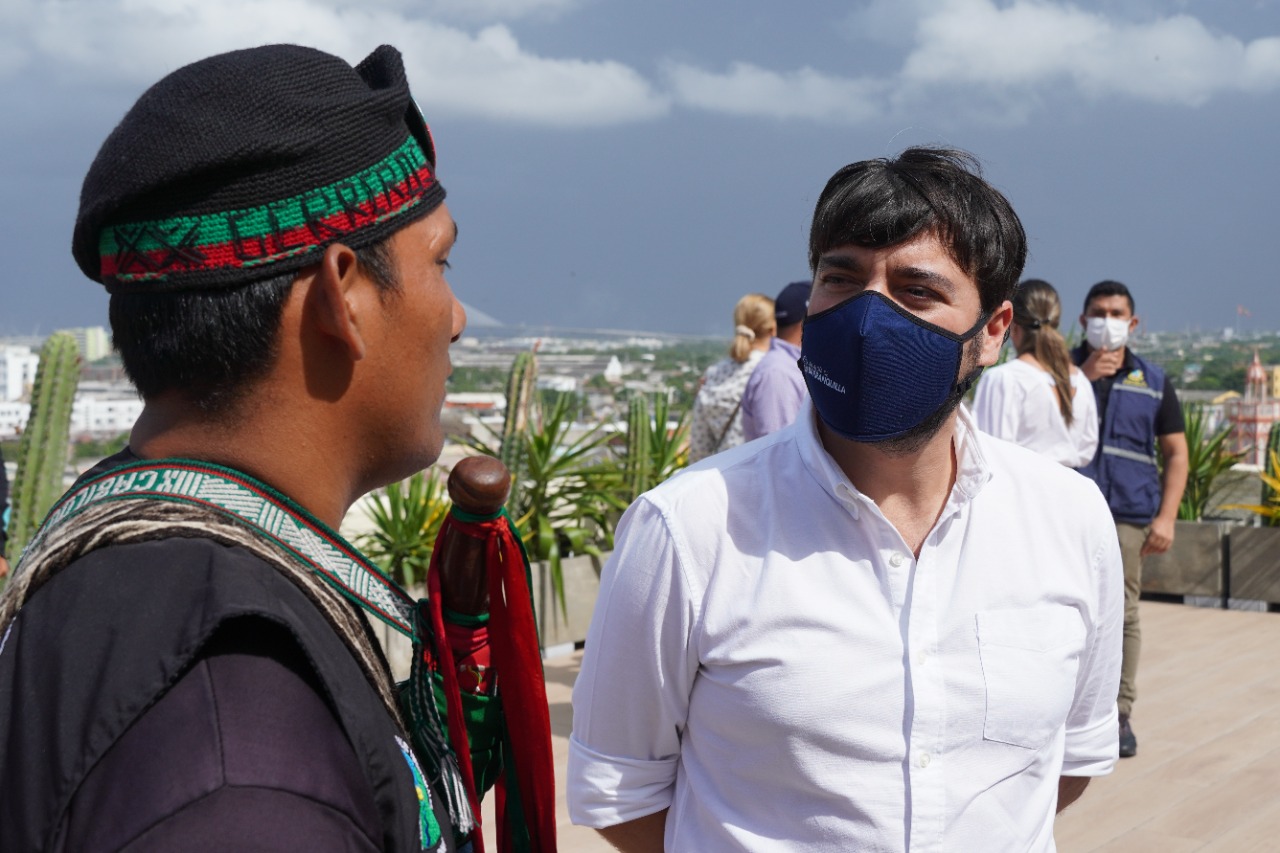 Alcalde Jaime Pumarejo e integrantes de la minga.