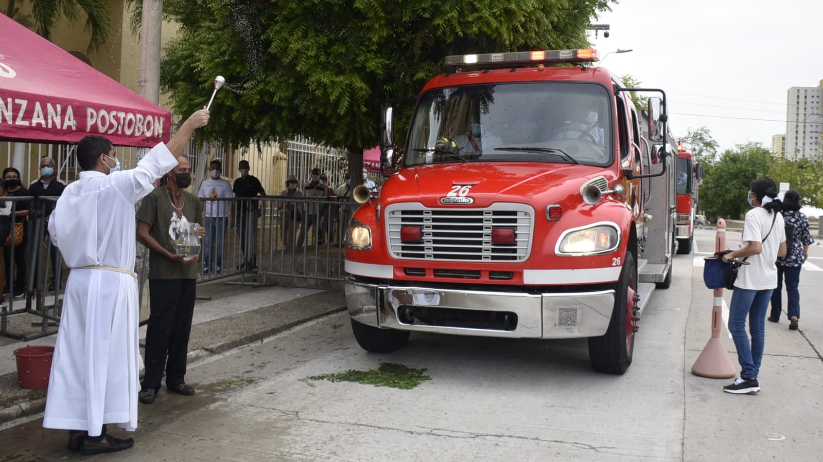 Un camión de bomberos para por el lugar para recibir la bendición en el Día de la Virgen del Carmen.