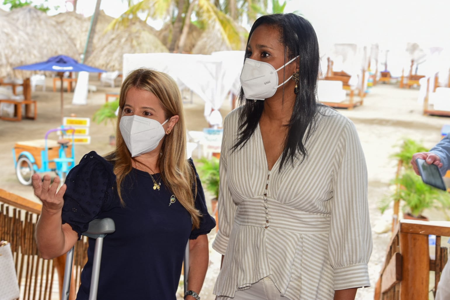 La gobernadora del Atlántico, Elsa Noguera, y la ministra, Angélica Mayolo, develaron la placa que oficializa a Puerto Colombia como Área de Desarrollo Naranja.