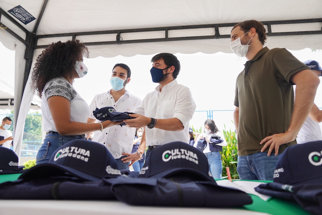 Una de las jóvenes voluntarias.