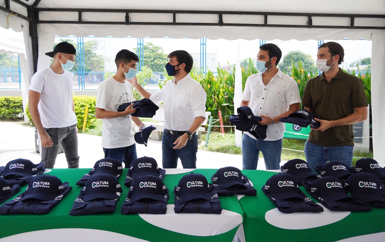 Alcalde de Barranquilla entrega implementos a jóvenes seleccionados.