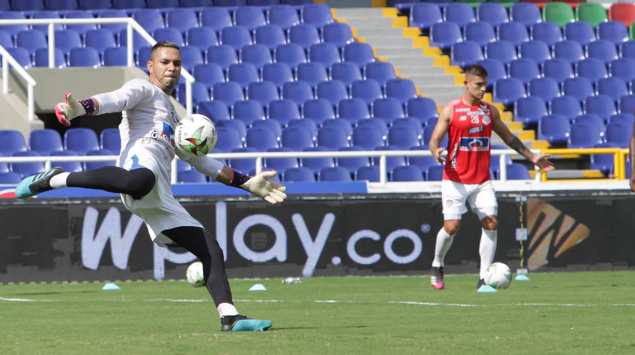 El árquero Éder Chaux en el calentamiento previo al partido.