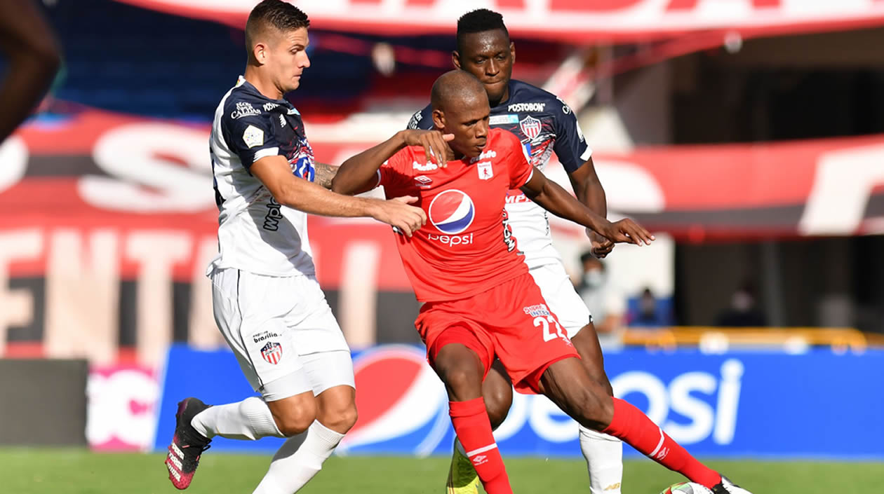 Elvis Mosquera controlando una llegada de Juan David Rodríguez.