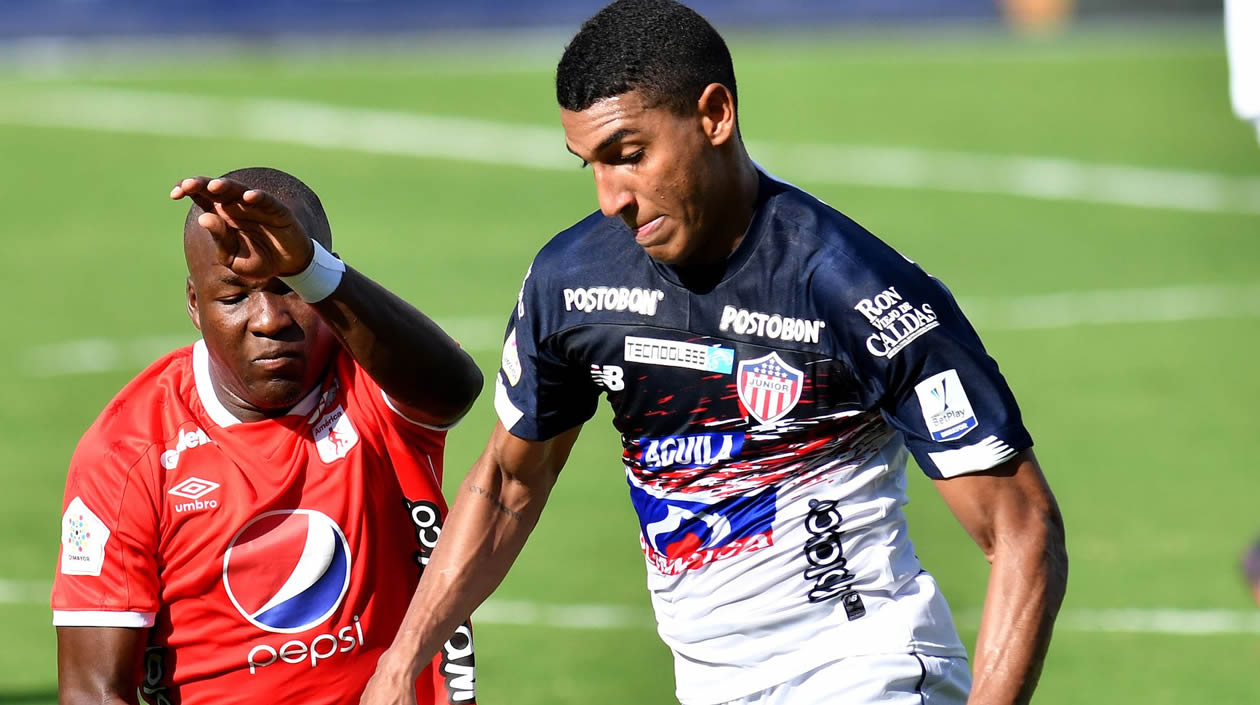 Gabriel Fuentes controlando una acción en el partido.