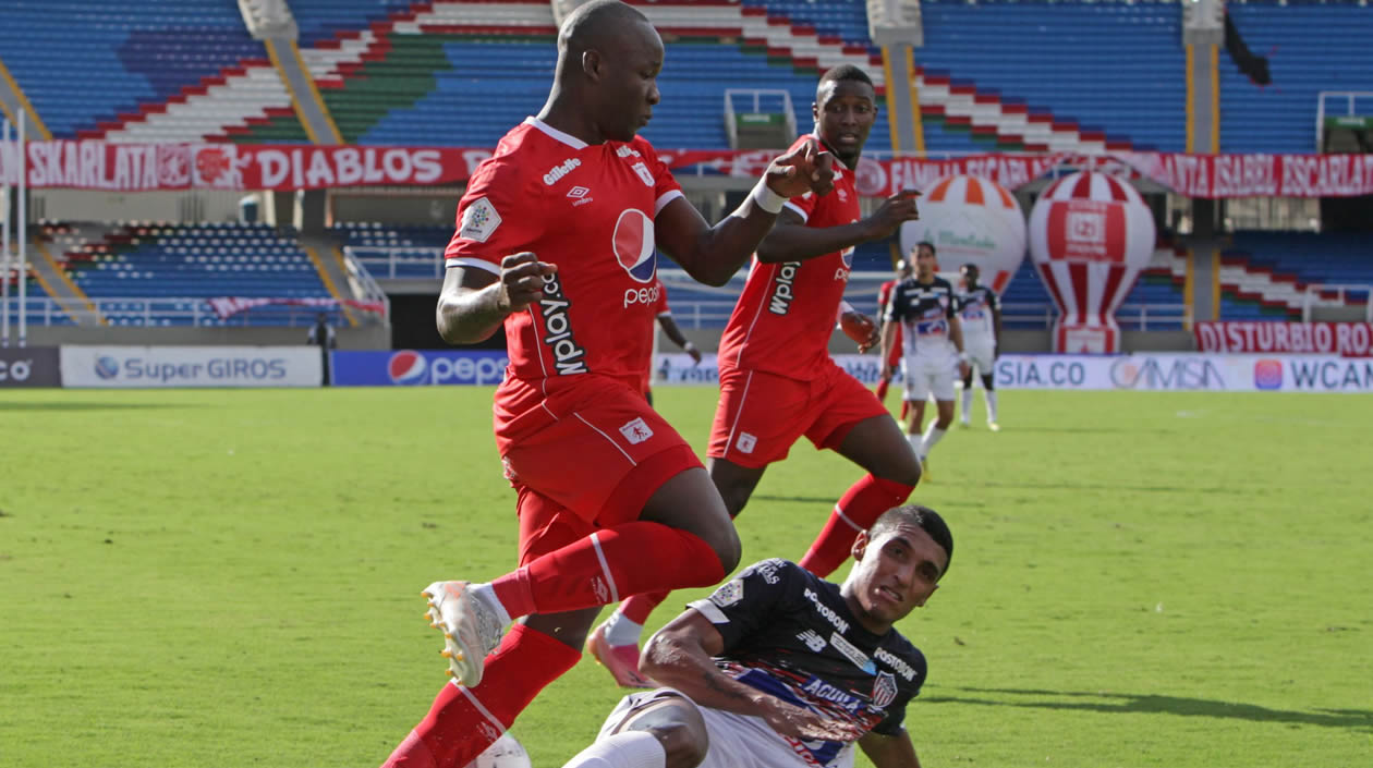 Gabriel Fuentes neutralizando un ataque americano.
