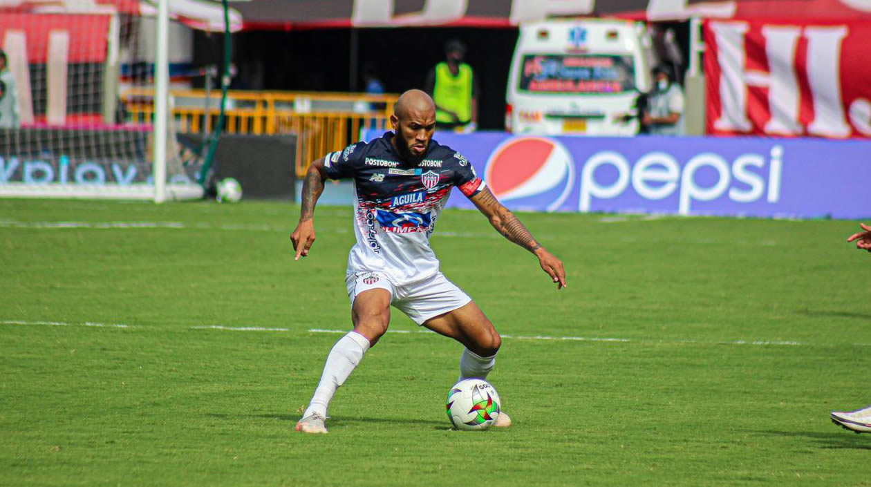 Freddy Hinestroza controlando el balón.