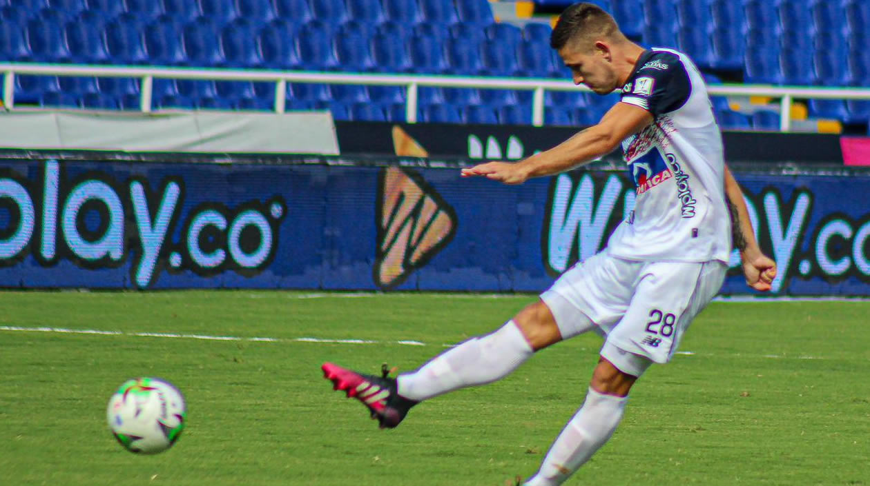 Juan David Rodríguez rematando al arco de Diego Novoa.