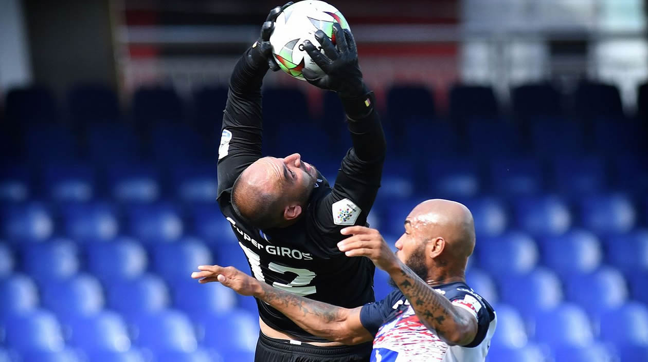 Diego Novoa despojándole un balón a Freddy Hinestroza.