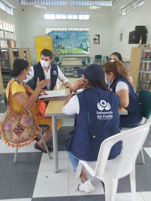 El Defensor Regional atendiendo las inquietudes.