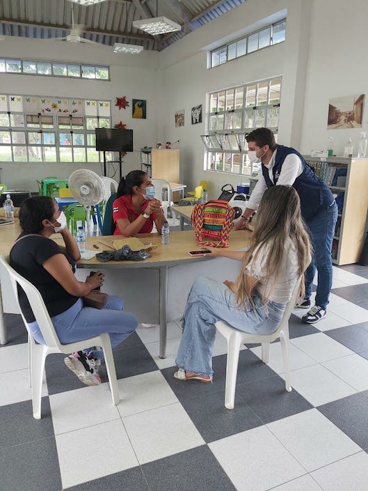 Ciudadanos expresando sus quejas.