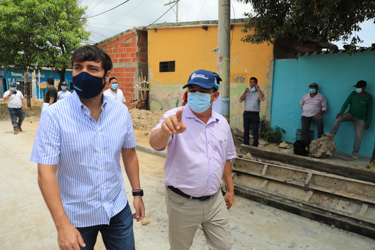 El Alcalde de Barranquilla, Jaime Pumarejo y el secretario distrital de Obras, ingeniero Rafael Lafont.