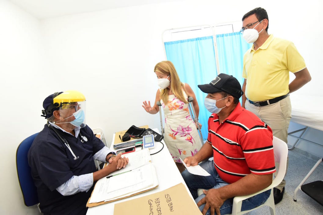 La Gobernadora Elsa Noguera durante la entrega de los puestos de salud.