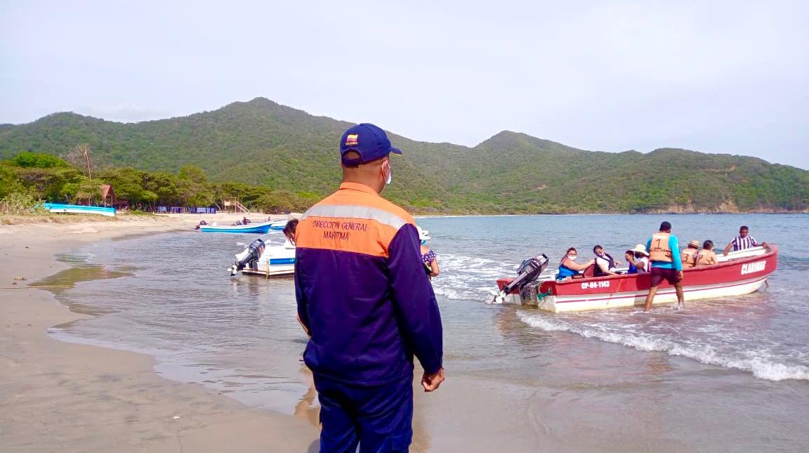 Vigilando el zarpe de las pequeñas embarcaciones.