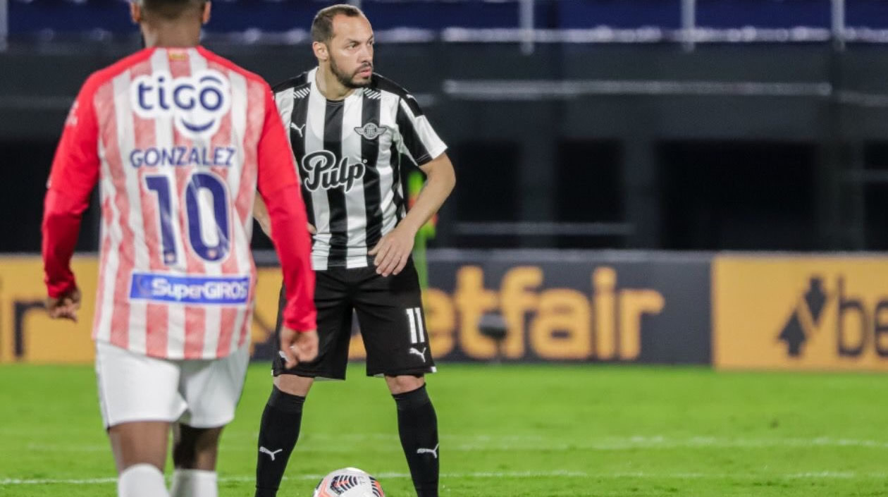 Martin Silva atajando el cobro de tiro penal de Cristian Martínez Borja.