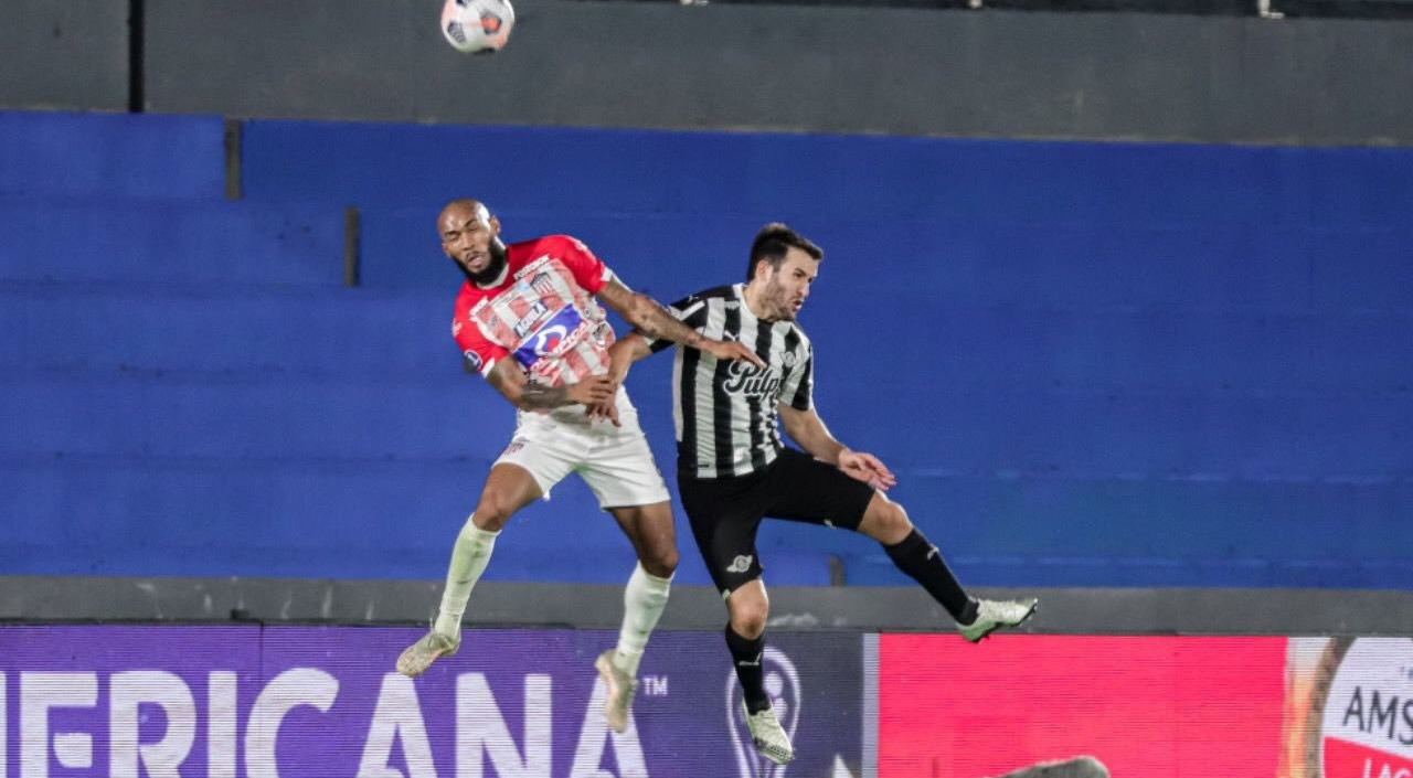 Freddy Hinestroza en rechazo aéro.