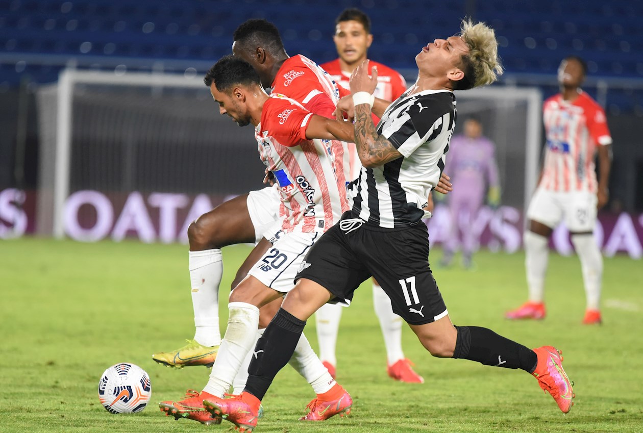 Marlon Piedrahita disputando el balón con Matías Espinoza.